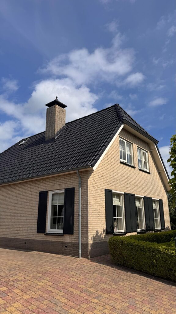 Detail van een gecoat pannendak