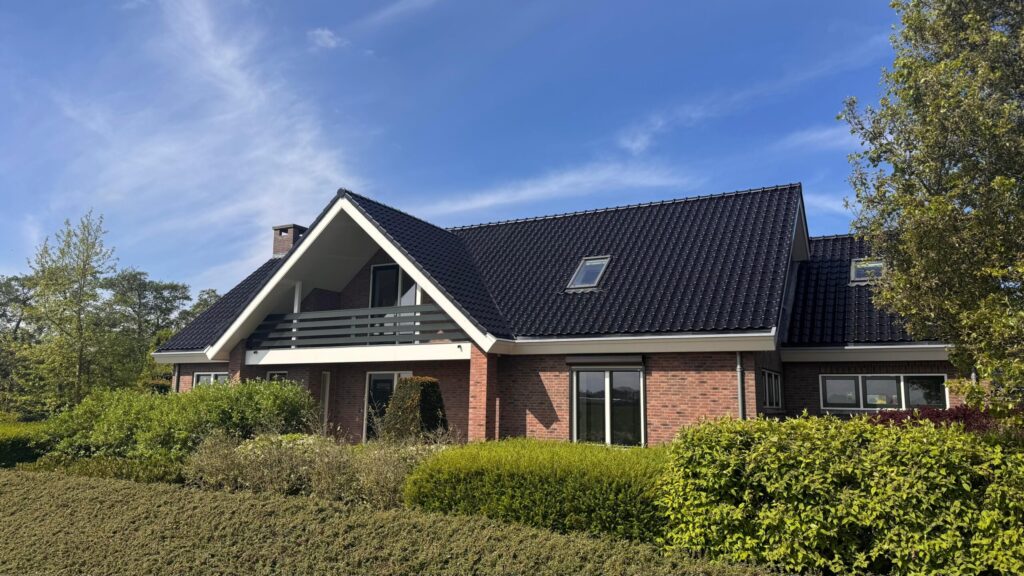 Villa met een gecoat dak